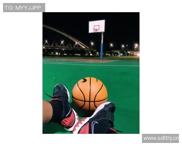 篮球场上的隐秘较量:小动作引发的八卦风波与热议 篮球场上的隐秘较量:小动作引发的八卦风波与热议