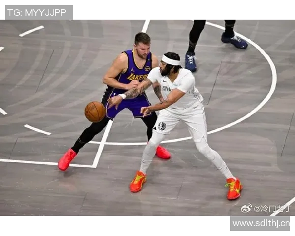 冲突升级！浓眉与教练发生激烈争执